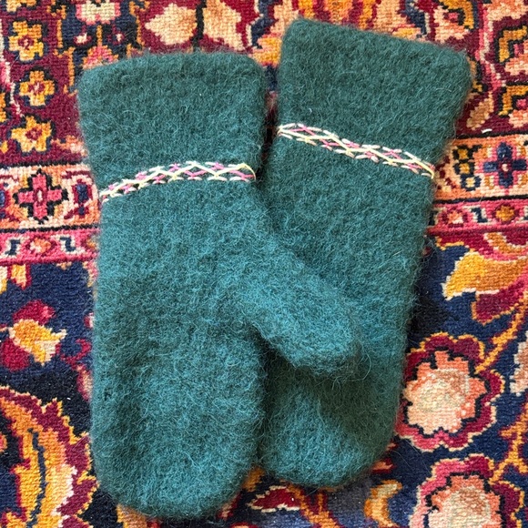 Embroidered Dark Green Wool Felt Floral mittens - Picture 3 of 3